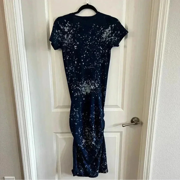 93 Monrow Bleach Splatter V Neck Scrunch T Shirt Dress - Picture 6 of 6